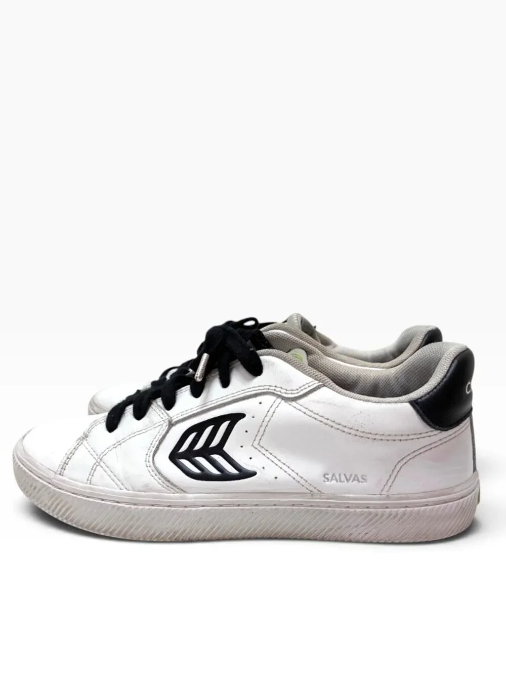 Cariuma Salvas White Leather Black Logo Low Top Sneakers - W 9 / M 7.5